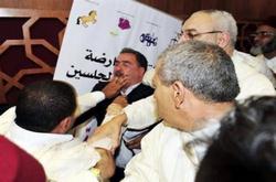 بالصور.. برلماني مغربي يعض صوابع زميله في مشاجرة بسبب الإخوان