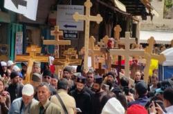 بالصور .. الآلاف من المسيحيون في مسيرة الجمعة العظيمة بشوراع القدس القديمة
