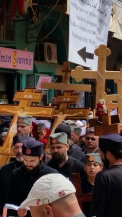 بالصور .. الآلاف من المسيحيون في مسيرة الجمعة العظيمة بشوراع القدس القديمة