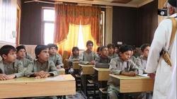 بالصور.. داعش درب طفلا في الرابعة من عمره على قطع رأس أمه