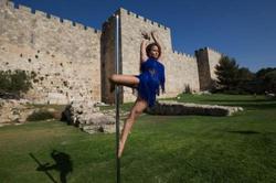 صور | إسرائيليات يرقصن علي عامود أمام أسوار القدس