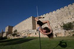 صور | إسرائيليات يرقصن علي عامود أمام أسوار القدس