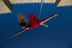 صور | إسرائيليات يرقصن علي عامود أمام أسوار القدس