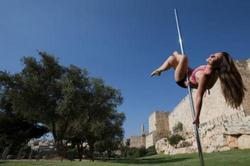 صور | إسرائيليات يرقصن علي عامود أمام أسوار القدس