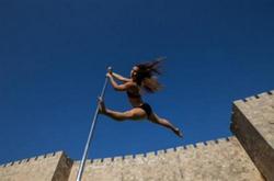 صور | إسرائيليات يرقصن علي عامود أمام أسوار القدس