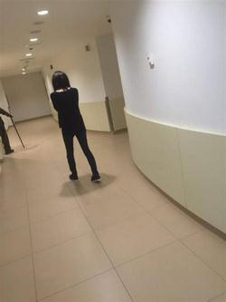 بالصور.. ابنة سيف اليزل تنهار داخل مستشفى السلام بالمعادي