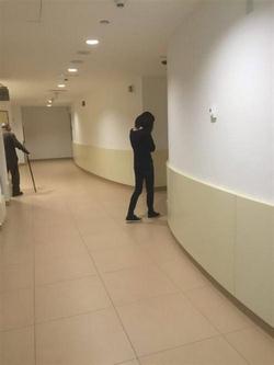 بالصور.. ابنة سيف اليزل تنهار داخل مستشفى السلام بالمعادي