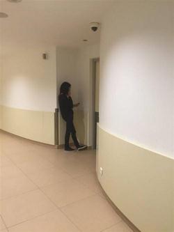 بالصور.. ابنة سيف اليزل تنهار داخل مستشفى السلام بالمعادي
