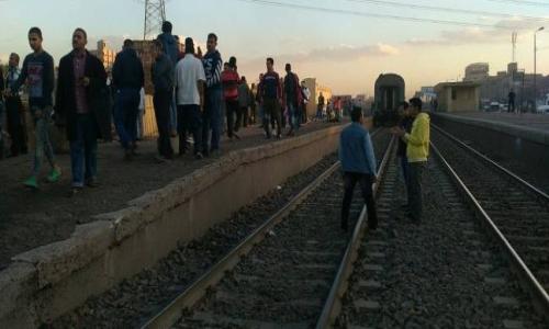 شهود عيان: 15 شابا يعتدون على ركاب قطار 