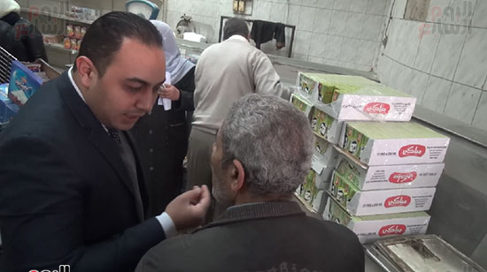 بالصور مسئول مجمع استهلاكى للرقابة الإدارية مدام حنان فى التموين قالتلى خزن السكر