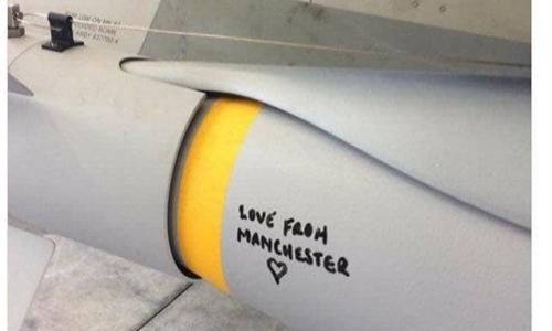 بريطانيا تكتب رسالة على قذيفة تستهدف داعش: «صاروخ حبنا»