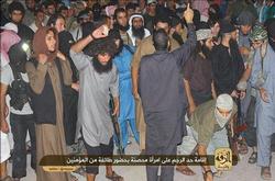 بالصور .. داعش يرجم إمرأة حتى الموت بتهمة الزنا وسط حشد جماهيرى