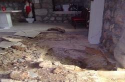 بالصور .. اقتحام وتخريب كنيسة في عميق وآثار لحفرة غامضة...عما كان يبحث المقتحمون؟