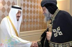 بالصور | عن لقاء البابا مع العاهل السعودى.. "أين الصليب؟" الكنيسة تجيب