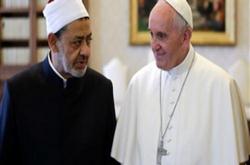 بالفيديو.. بابا الفاتيكان يهدي شيخ الأزهر ميدالية "ملاك السلام" ويتفقان على مؤتمر دولي للسلام