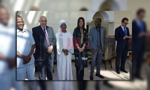 وزيرة الهجرة تلتقى المصريين فى النادى القبطى بالخرطوم