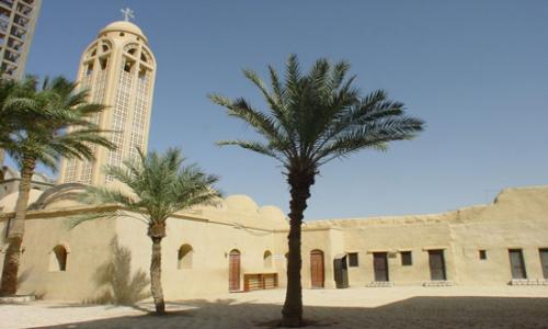 الشرطة تمنع الزائرين والعمال الدخول لدير أنبا صموئيل بالمنيا