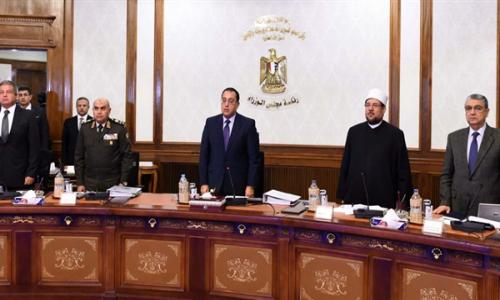 مجلس الوزراء يقف دقيقة حدادا على شهداء حادث المنيا الإرهابي