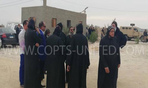 بالصور | وقفة احتجاجية لرهبان دير انبا صموئيل بمدق الدير للتعنت فى دخول احتياجات الدير