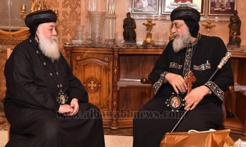 بالصور.. البابا تواضروس يستقبل الأنبا هدرا بالمقر البابوي بالعباسية