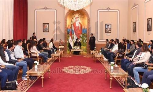 بالصور | البابا تواضروس يستقبل طلبة الجامعة الأمريكية
