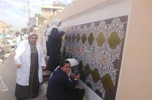 قبطية تزين جدران بني سويف برسومات إسلامية: الدين لله والوطن للجميع