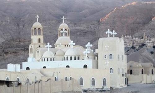 بالفيديو | دير الأنبا بولا يقيم صلاة جنازة القمص مكسيموس