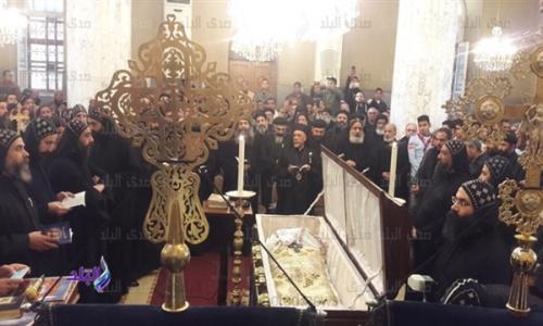 بالصور | رئيس الدير المحرق يترأس صلاة الجنازة على القمص باخوميوس