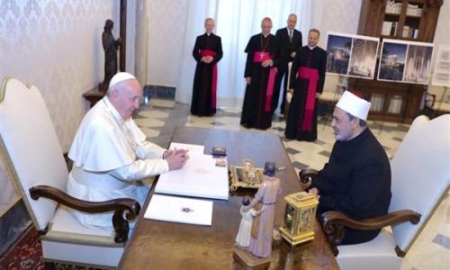 البابا فرنسيس لشيخ الأزهر: المؤسسات الدينية الكبرى مسئوليتها كبيرة في نشر مبادئ السلام
