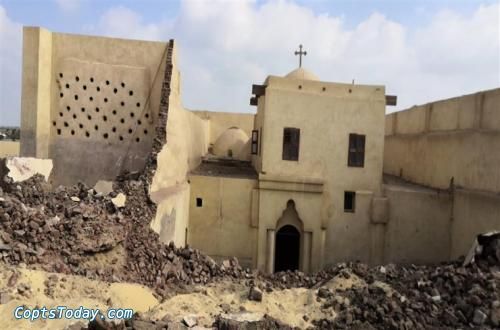 البدء في ترميم السور الأثرى المنهار بدير ابوفانا