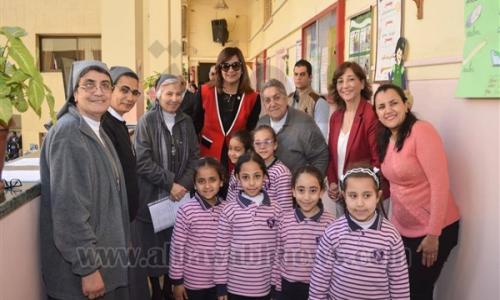 بالصور | احتفال وزيرة الهجرة بعيد الأم مع معلمتها بالزي المدرسي