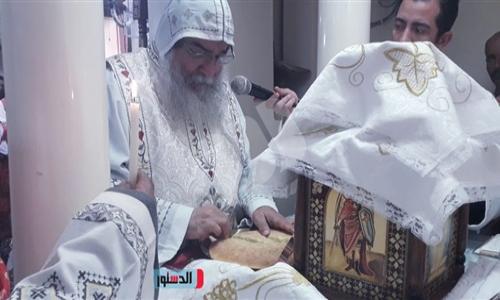 الأنبا مكاريوس يزور قرية حرز بمركز أبو قرقاص