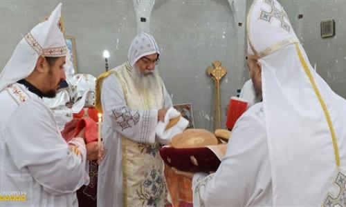 بالصور.. الأنبا مكاريوس يزور المرضى في قرية القريشة بالمنيا