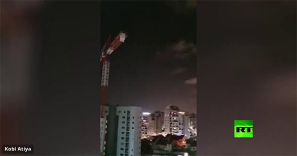فيديو .. الجيش الإسرائيلي : أطلق مخربون في غزة صاروخين نحو تل أبيب بأموال المساعدات الدولية