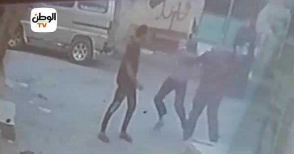 فيديو.. 4 شباب يعتدون على مسن ويسحلونه في الشارع بالمنوفية