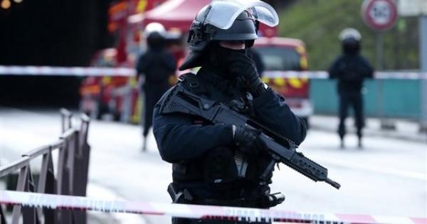 بعد حادث معلم باريس.. فرنسا تعتزم طرد 231 للاشتباه في تطرفهم