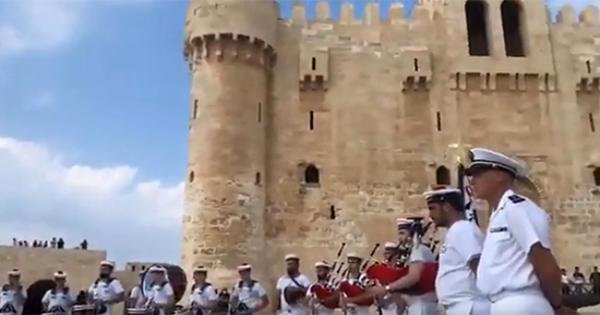 بالفيديو.. فرقة فرنسية تقدم عروضا فنية فى ساحة قلعة قايتباى بالإسكندرية