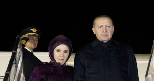 حقيبة زوجة أردوغان تغضب الأتراك وتتسبب في محاكمة صحفي - صور