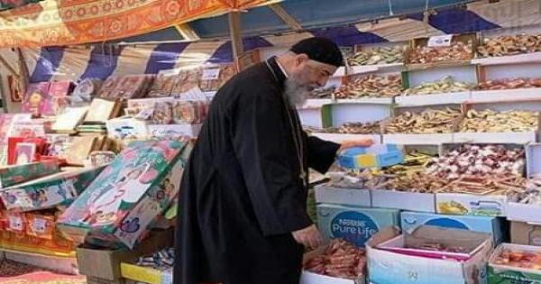 وكيل مطرانية الكاثوليك بالغردقة يقوم بتوزيع حلوى المولد النبوي
