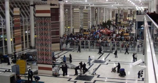 تفاصيل احتجاز مواطنين مصريين في مطار أديس أبابا تفاصيل احتجاز مواطنين مصريين في مطار أديس أبابا