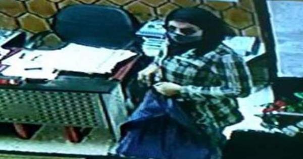تحرك أمني بشأن واقعة فتاة سرقت حقيبة موظفة بها 32 ألف جنيه من داخل مدرسة بالعمرانية | تحرك أمني بشأن واقعة فتاة سرقت حقيبة موظفة بها 32 ألف جنيه من داخل مدرسة بالعمرانية |
