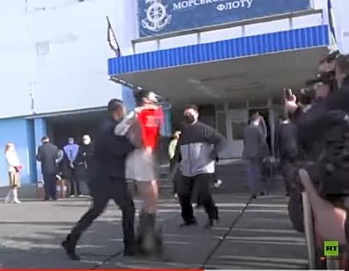 فتاة تخلع ملابسها أمام رئيس أوكرانيا احتجاجا على تصريحاته ضد المرأة.. فيديو