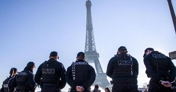 بعد حادث معلم باريس .. فرنسا تعتزم طرد 231 فردًا يعتنقون أفكارًا إرهابية متطرفة بعد حادث معلم باريس .. فرنسا تعتزم طرد 231 فردًا يعتنقون أفكارًا إرهابية متطرفة