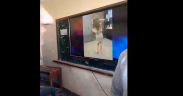 فيديو متداول.. طلاب يشاهدون رقصة لورديانا على السبورة الذكية في الفصل