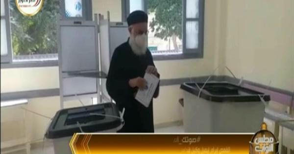 وكيل البابا تواضروس يدلي بصوته في انتخابات النواب بالإسكندرية.. فيديو