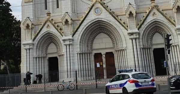 لحظة دخول الشرطة.. اللقطات الأولى للفوضى داخل كنيسة نوتردام بعد هجوم الطعن في نيس.. فيديو وصور