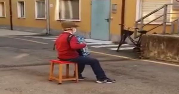 لم يتحمل غياب زوجته.. رجل عمره 81 عاما يعزف تحت نافذة زوجته في المستشفى - فيديو