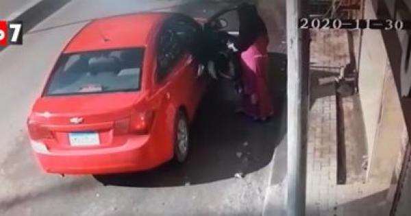بالفيديو | "محامى" يسرق "بطة" من بائعة طيور والقبض عليه في البحيرة