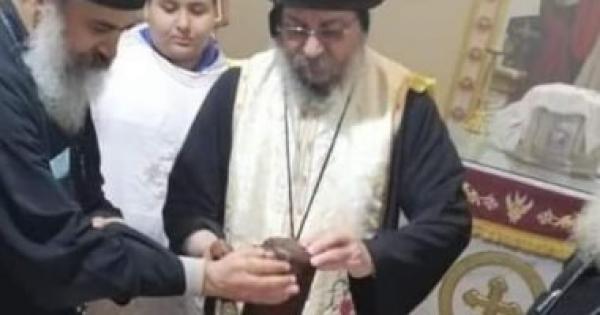 الأنبا يواقيم يطيب رفات الشهيد أبو سيفين بكنيسة مارجرجس غرب الأقصر.. صور