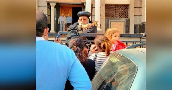 صورة للبابا تواضروس توضح مدى بساطته في التعامل مع أبنائه